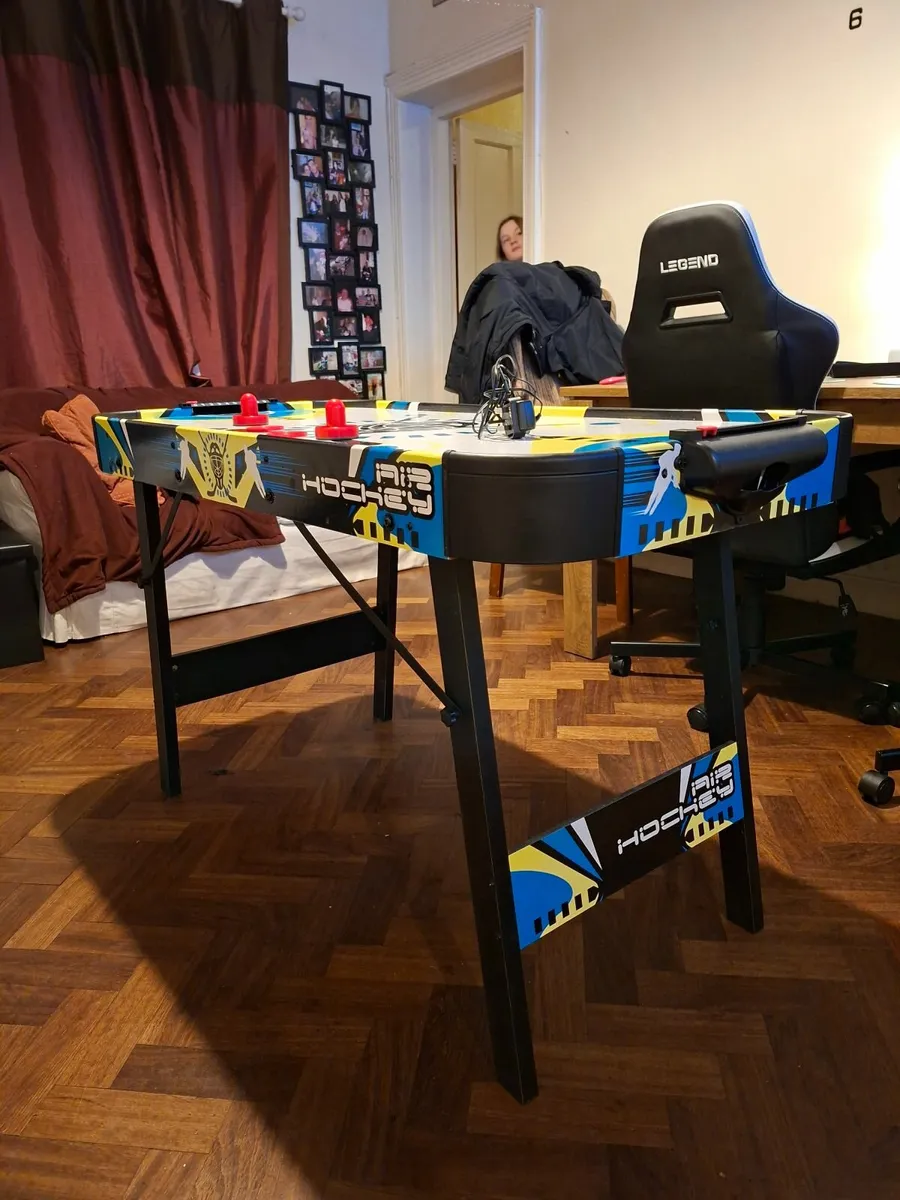 Air hockey table - Image 1
