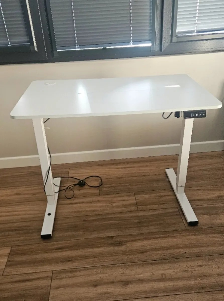 Sit to stand desk - Image 1