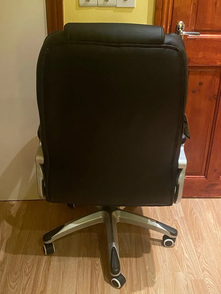 Deluxe Office Chair - Like New - Image 4