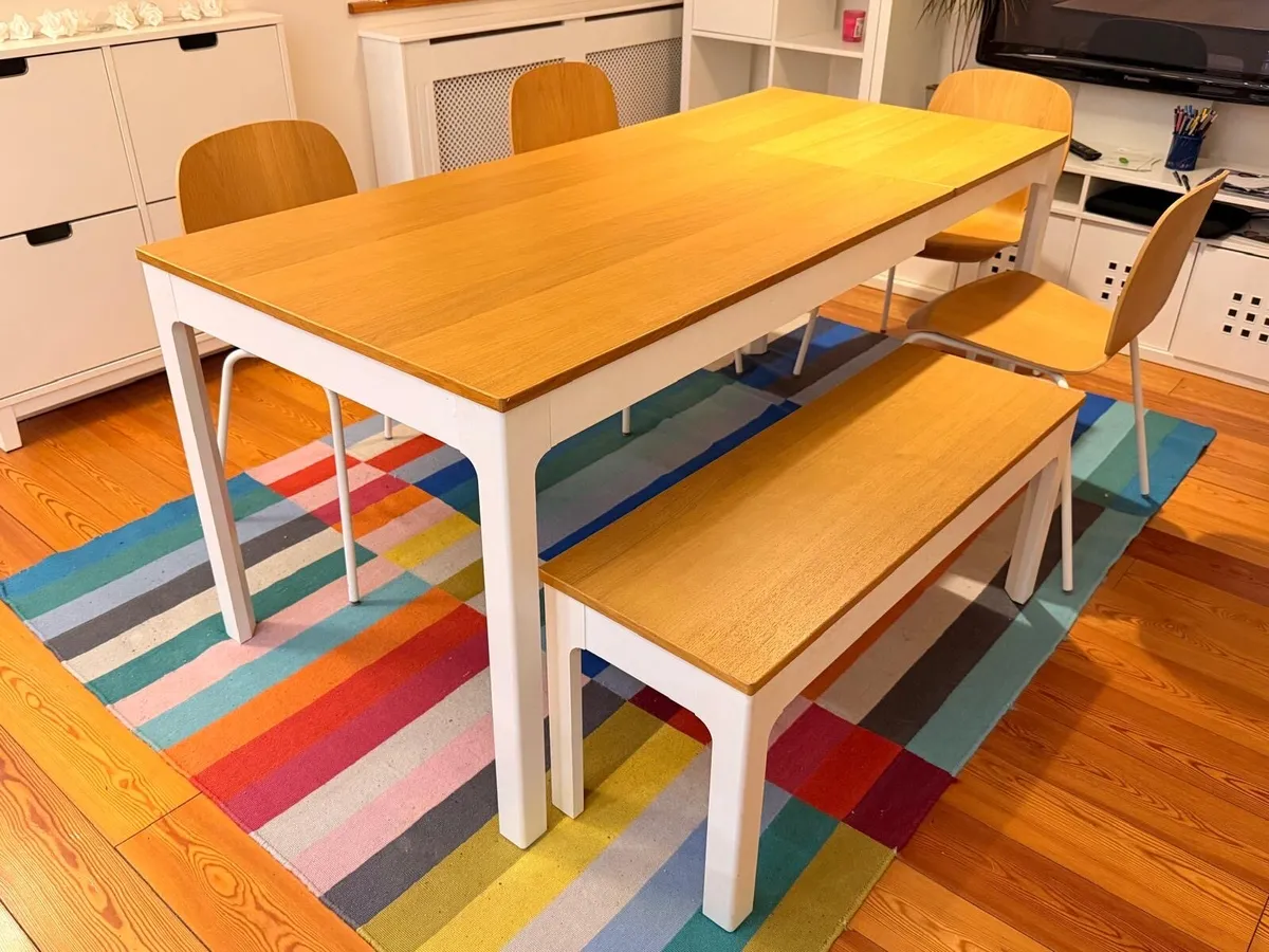 Table and chairs - Image 1