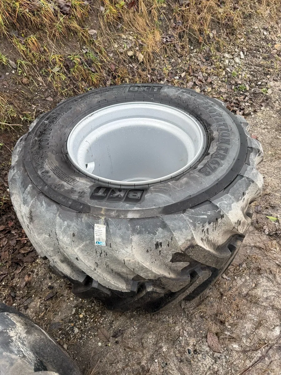 4 NEW BKT FLOTATION TR678 10 STUD - Image 1