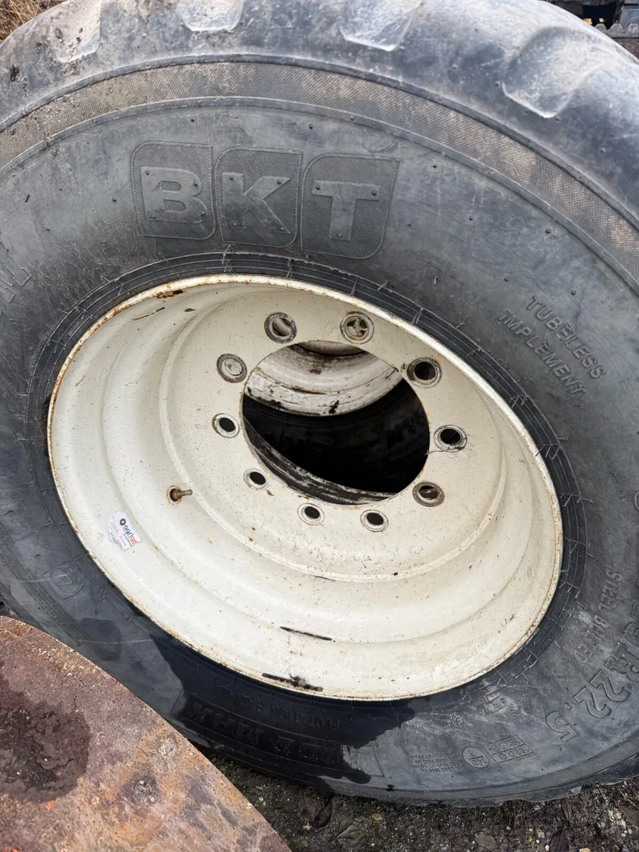 4 BKT 560/45/22.5 RIMS AND TYRES - Image 3