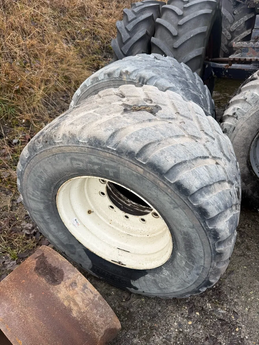 4 BKT 560/45/22.5 RIMS AND TYRES - Image 1