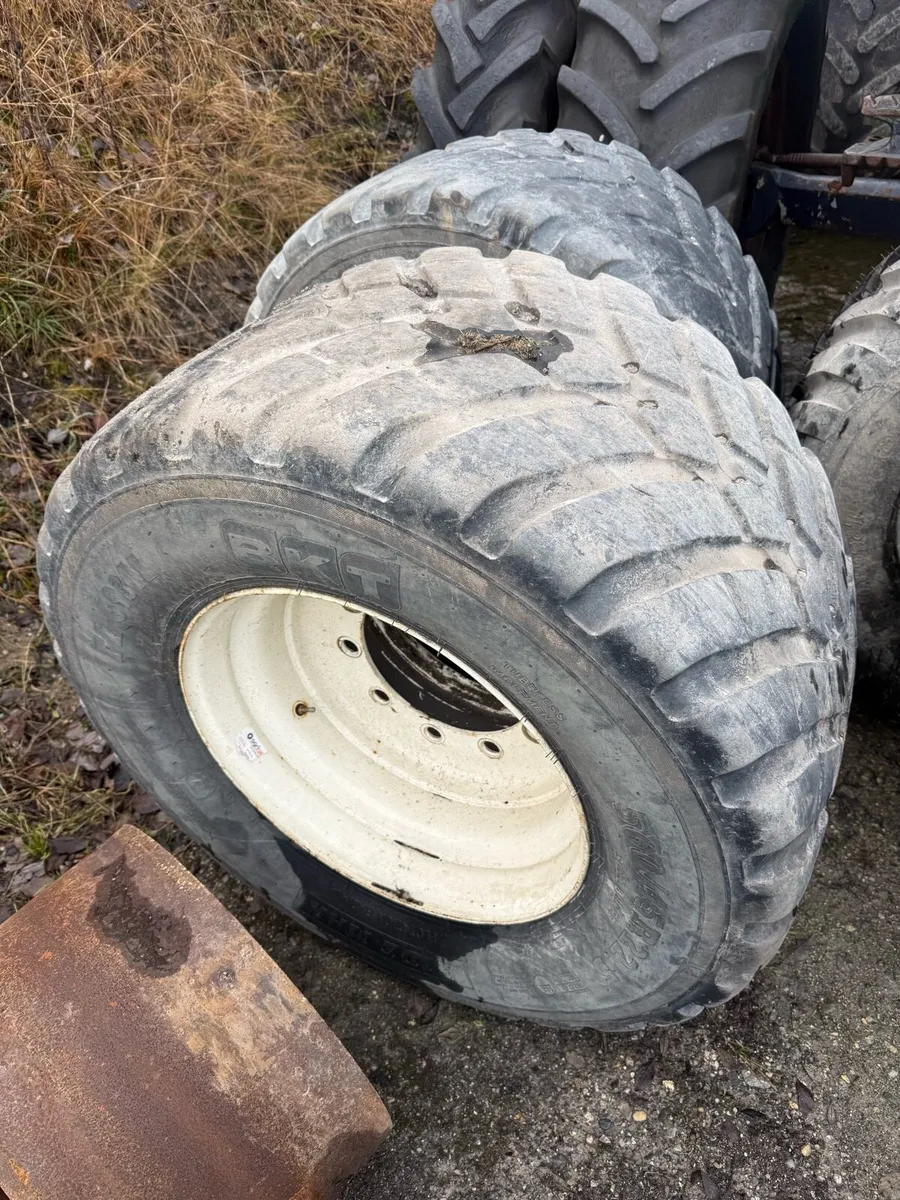 4 BKT 560/45/22.5 RIMS AND TYRES - Image 4
