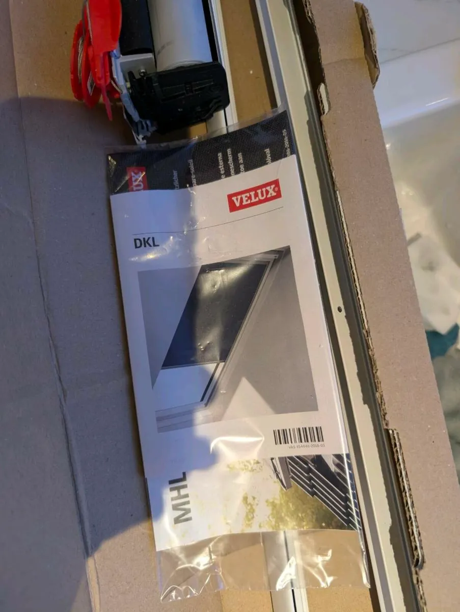 VELUX Blackout Blind MK08 in white - Image 1