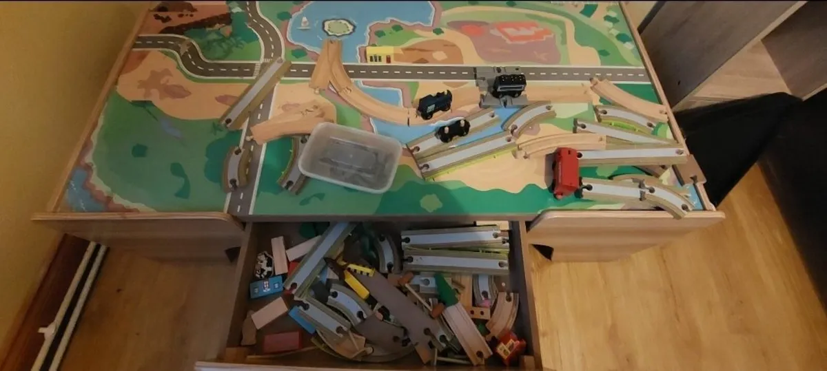Train Table play set - Image 2