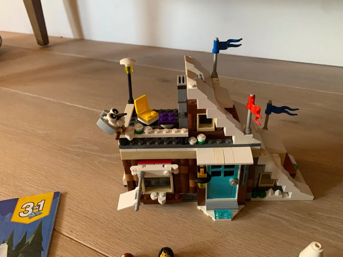 Retired LEGO Modular Winter Vacation 31083 - Image 3