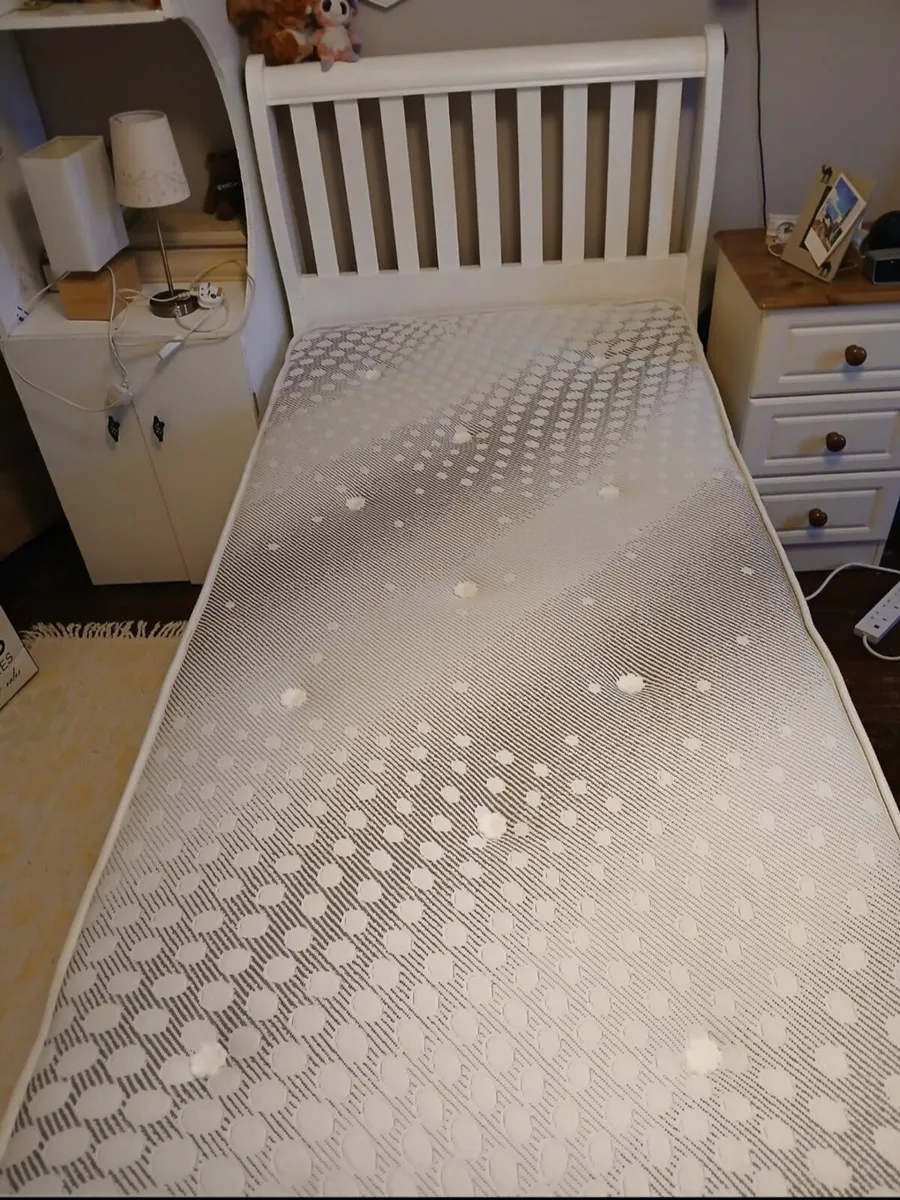 2 Single Beds with Mattresses & Bedside Lamps – Ka - Image 2