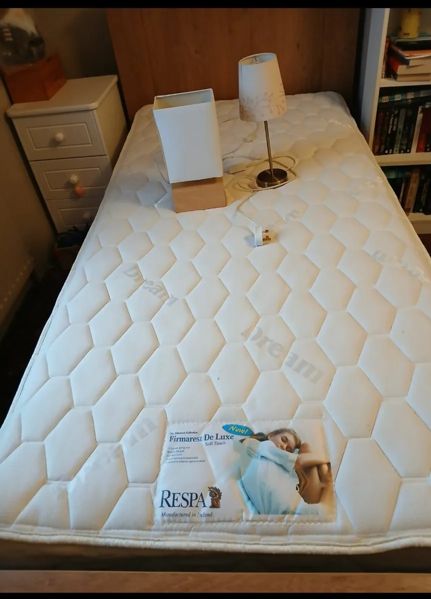 2 Single Beds with Mattresses & Bedside Lamps – Ka - Image 1