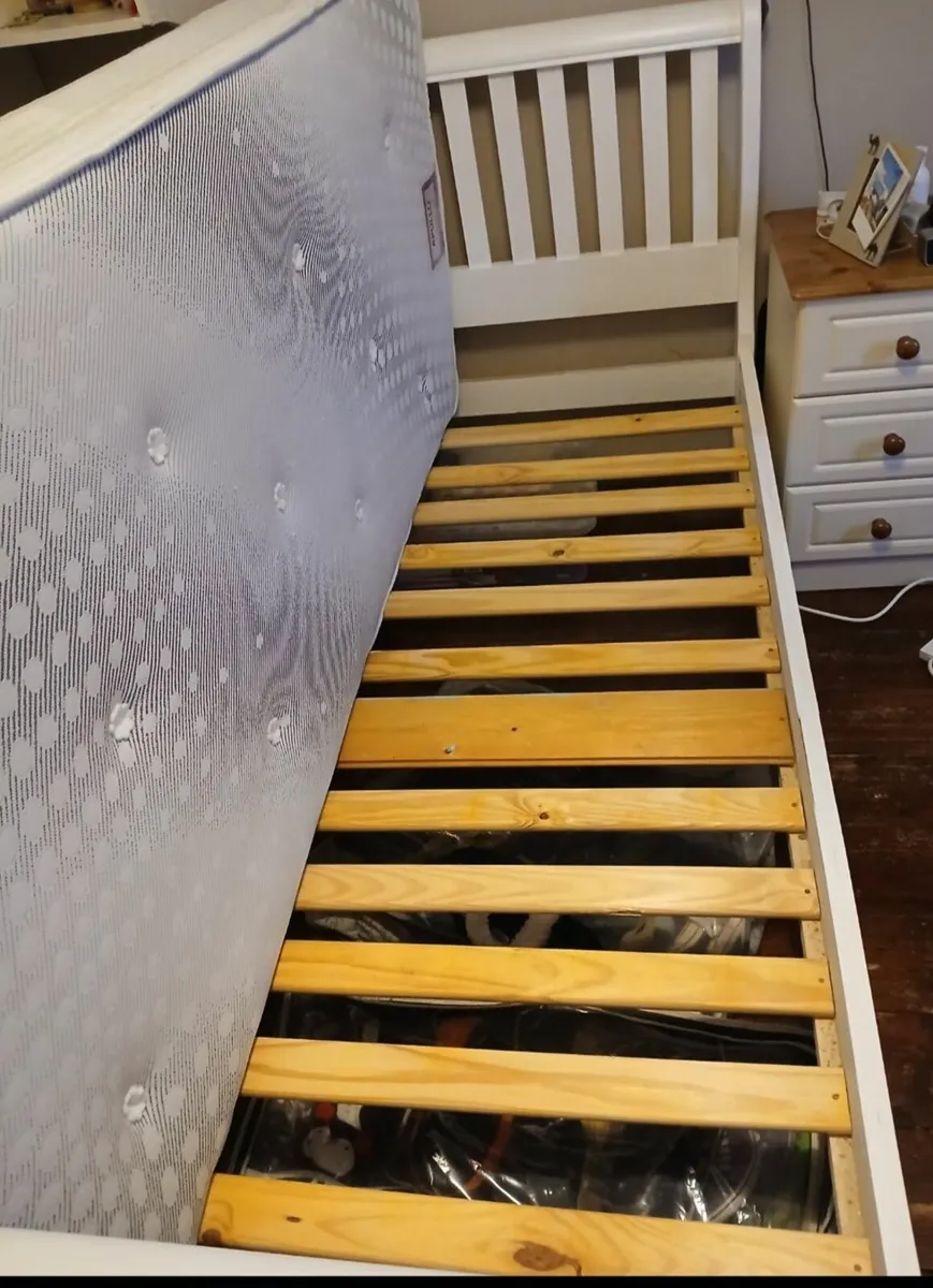 2 Single Beds with Mattresses & Bedside Lamps – Ka - Image 4