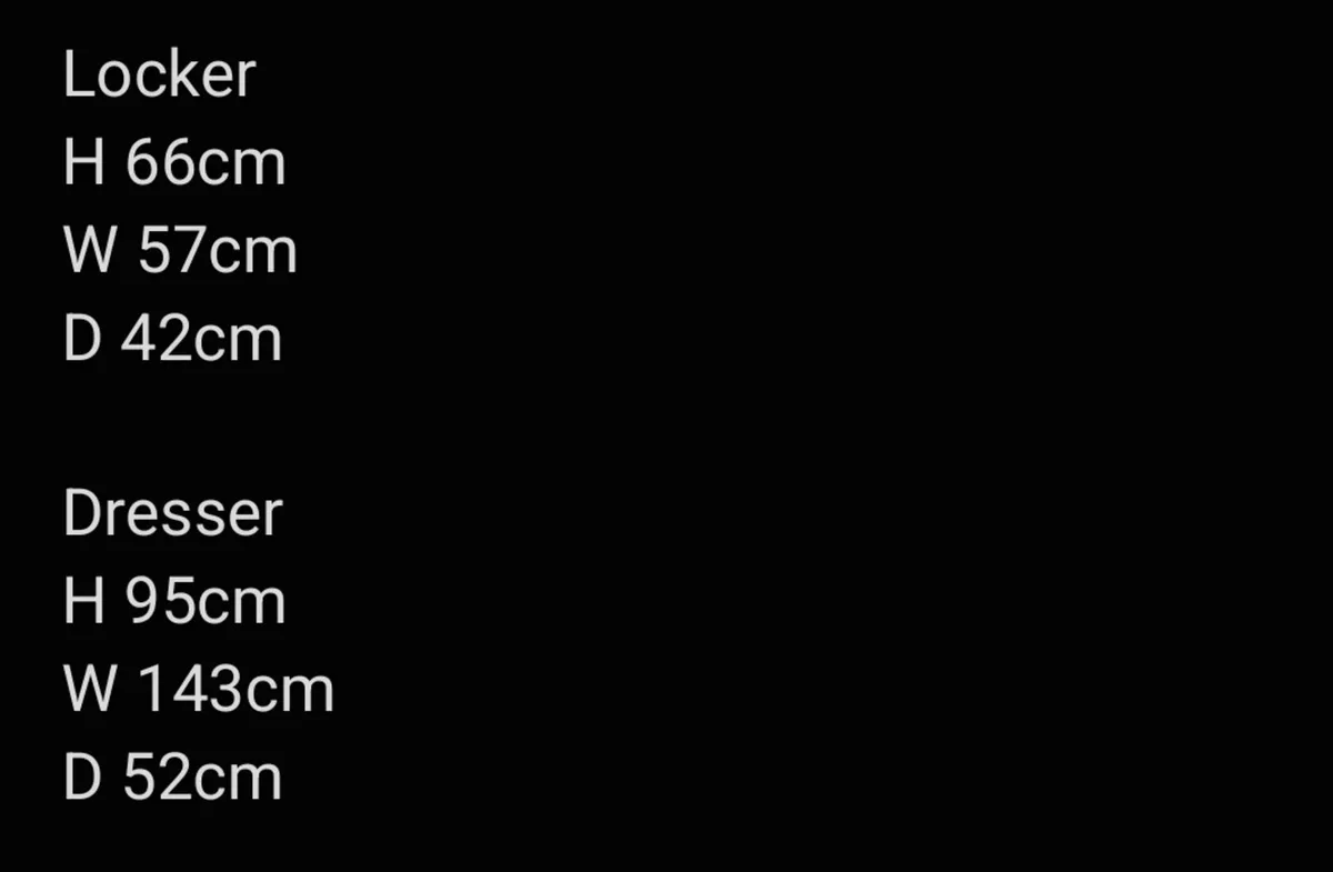 Dresser/large chest of drawers and two matching lo - Image 3