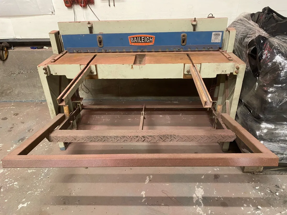 Sheet metal guillotine - Image 1