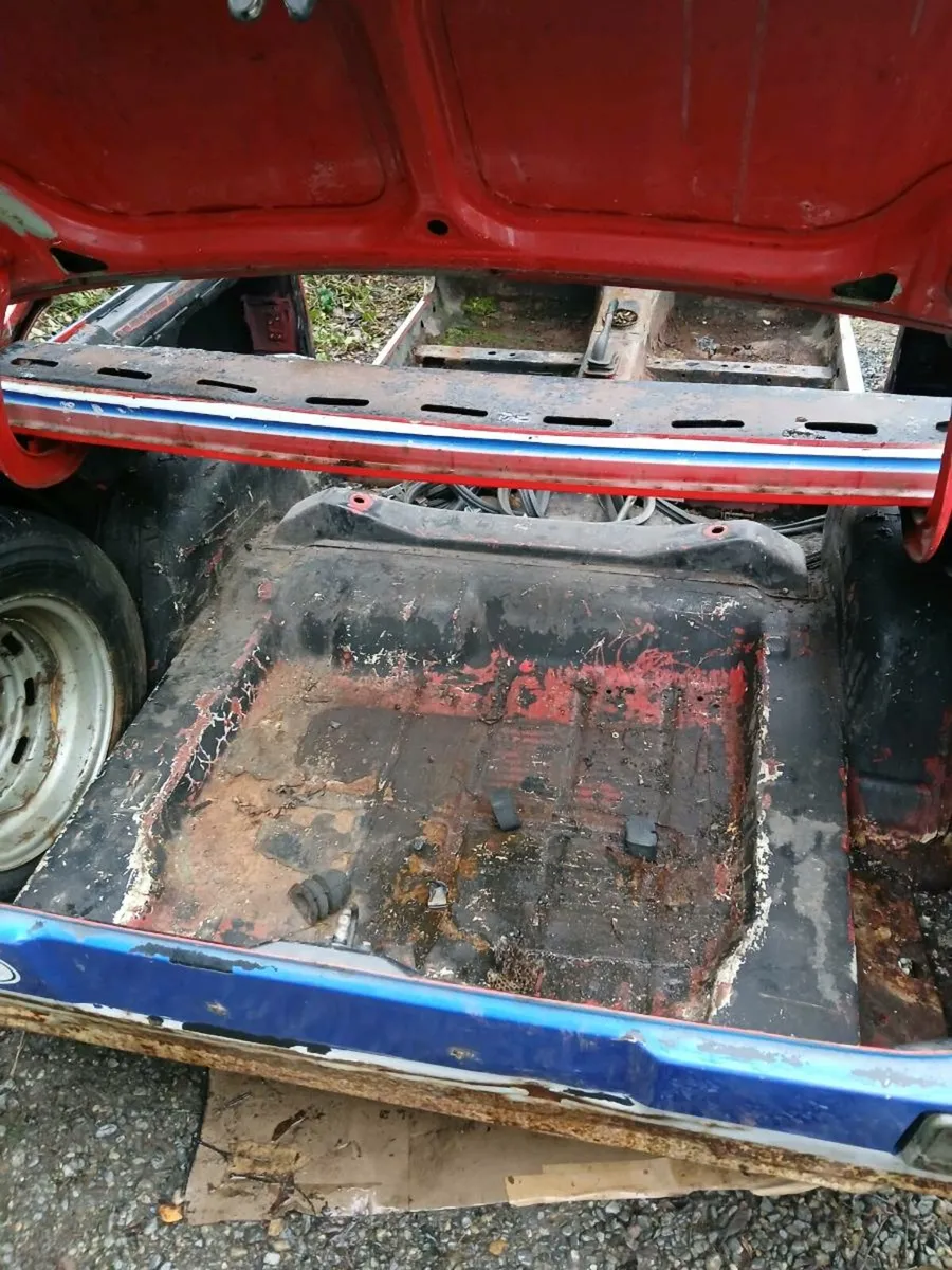 Ford Escort RS 2000 MK 2  PARTS,SHELL,SEATS,ETC - Image 4