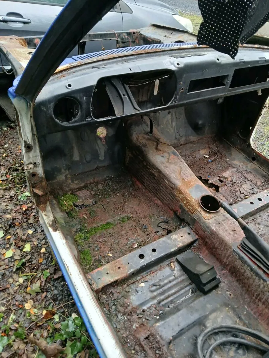 Ford Escort RS 2000 MK 2 SHELL + PARTS - Image 4
