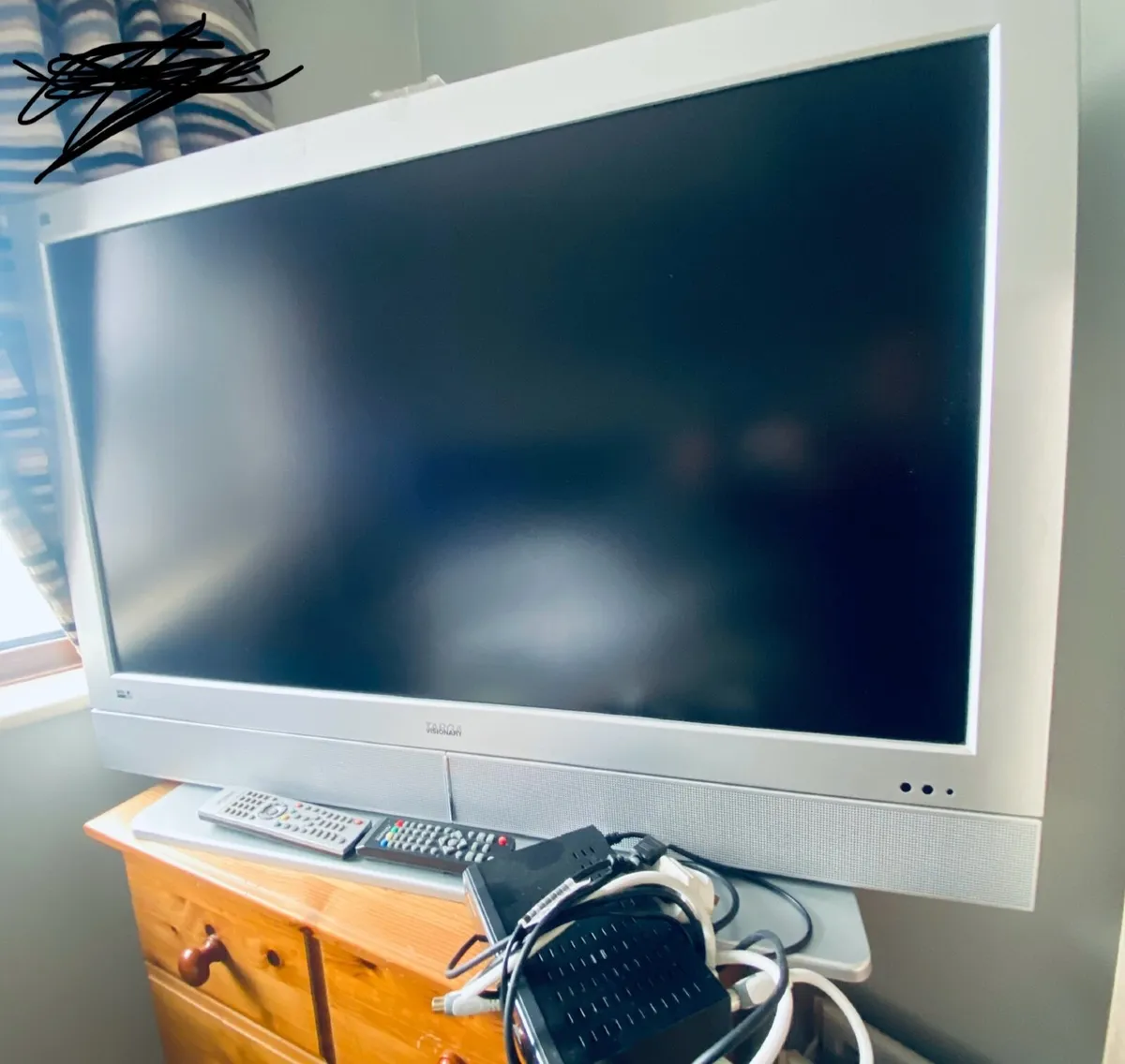 TV and stereo system - Image 1