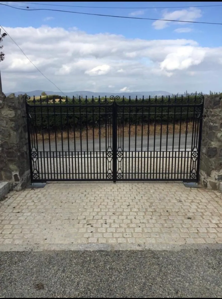 Estate fencing , gates and railings - Image 2