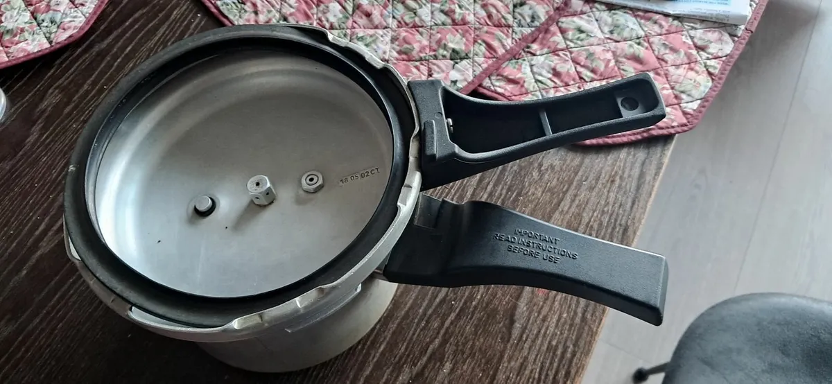Prestige pressure cooker 3 Ltr plus 3 new Cooker g - Image 2