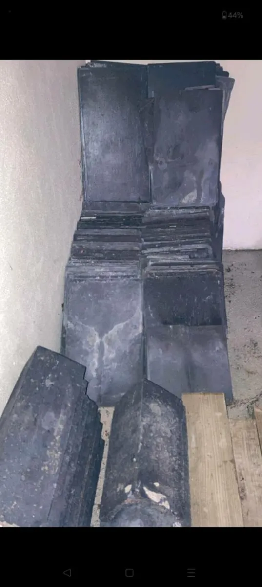 260 blue banger slates 20 x 12 10 ridge tiles - Image 1