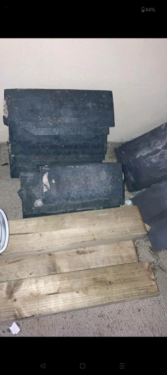 260 blue banger slates 20 x 12 10 ridge tiles - Image 2