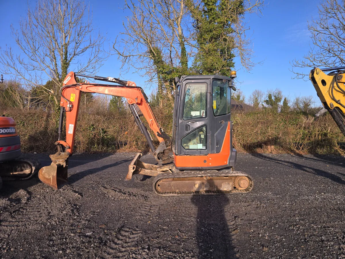 Hitachi ZX 33 - Image 1