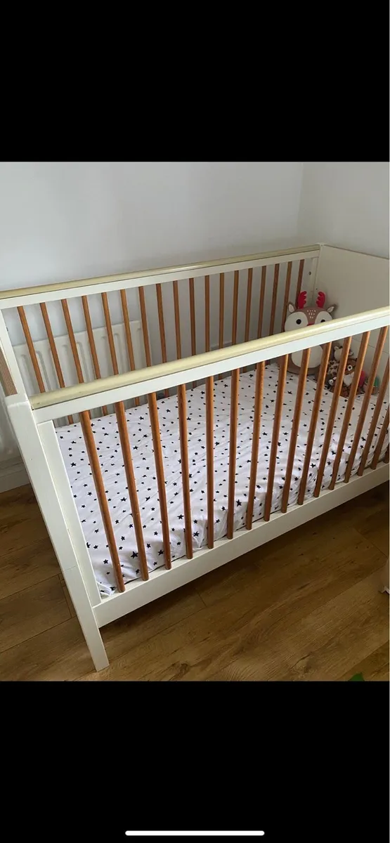 Cot & changing table - Image 1