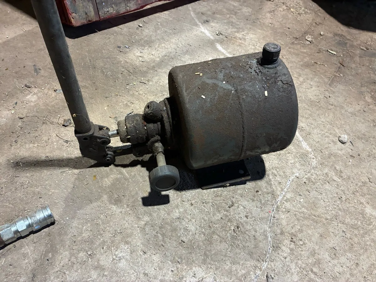 Hydraulic hand pump of car tipping trailer - Image 1