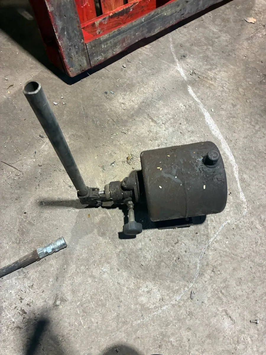Hydraulic hand pump of car tipping trailer - Image 2