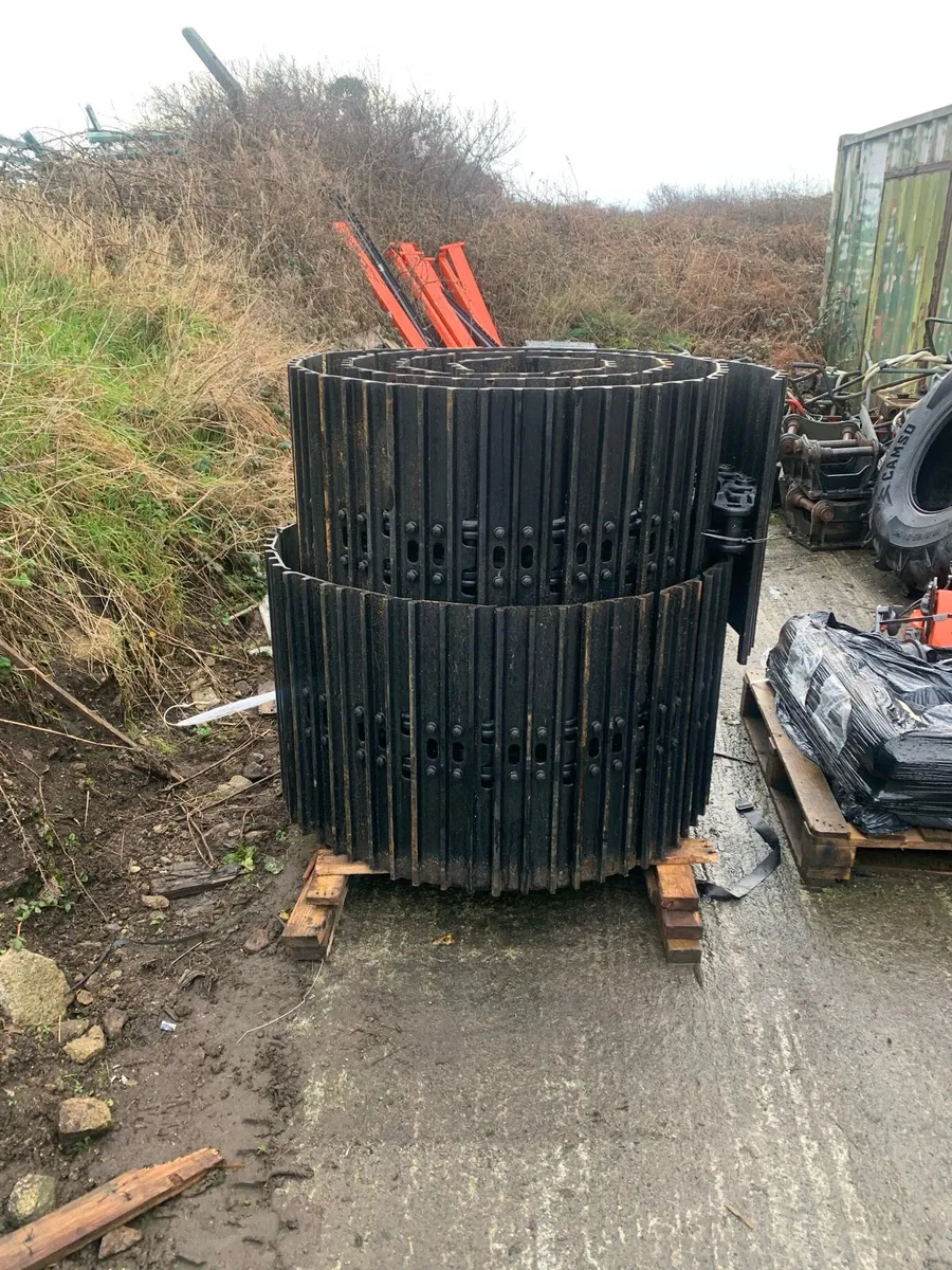 D4 700mm track groups - Image 1