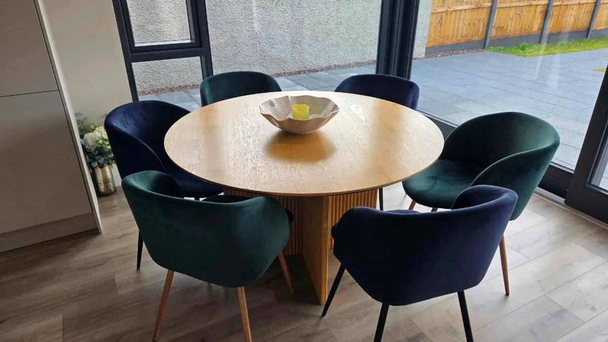 Dining room table - Image 1