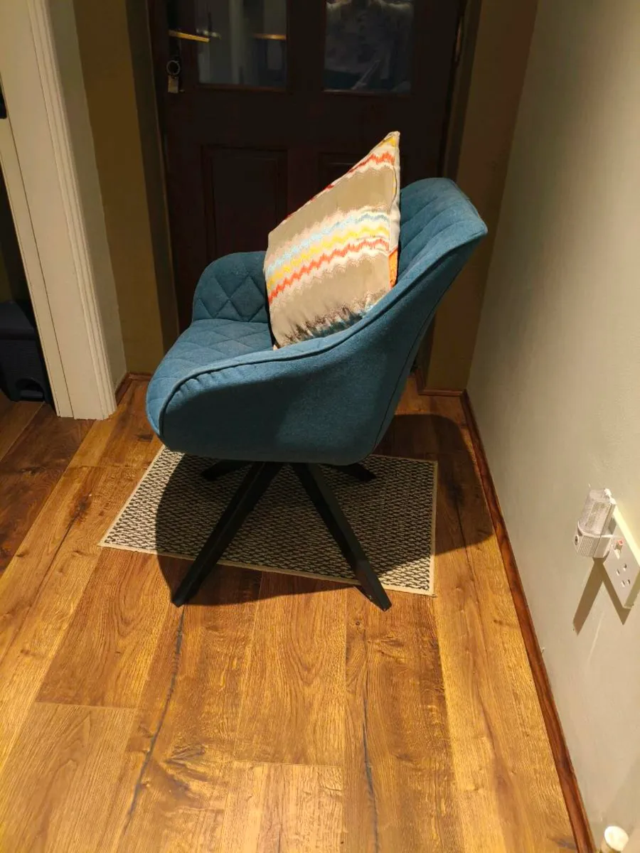Beautiful teal colour chair like new - Image 1