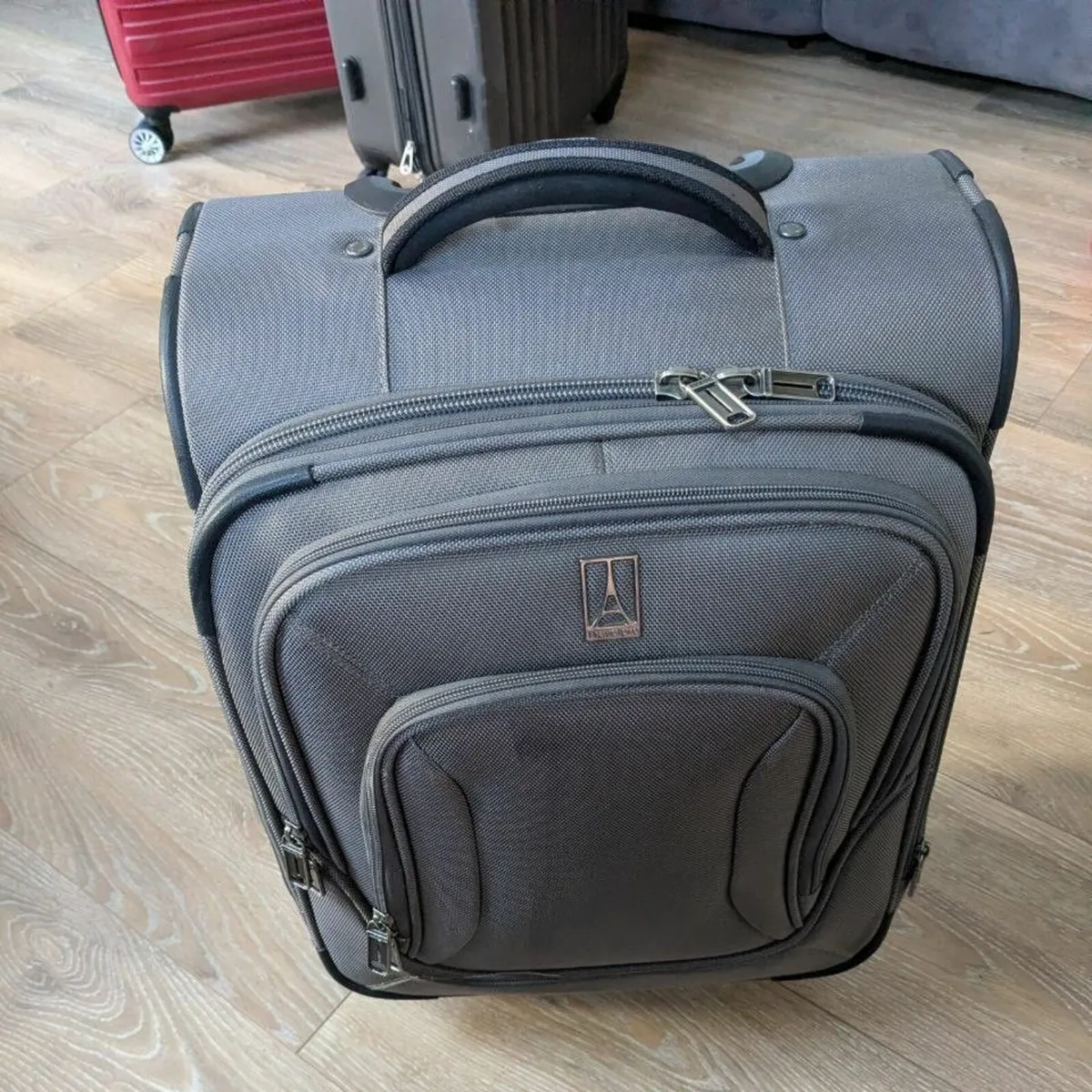 2 suitcases + 1 free if you buy both. - Image 2