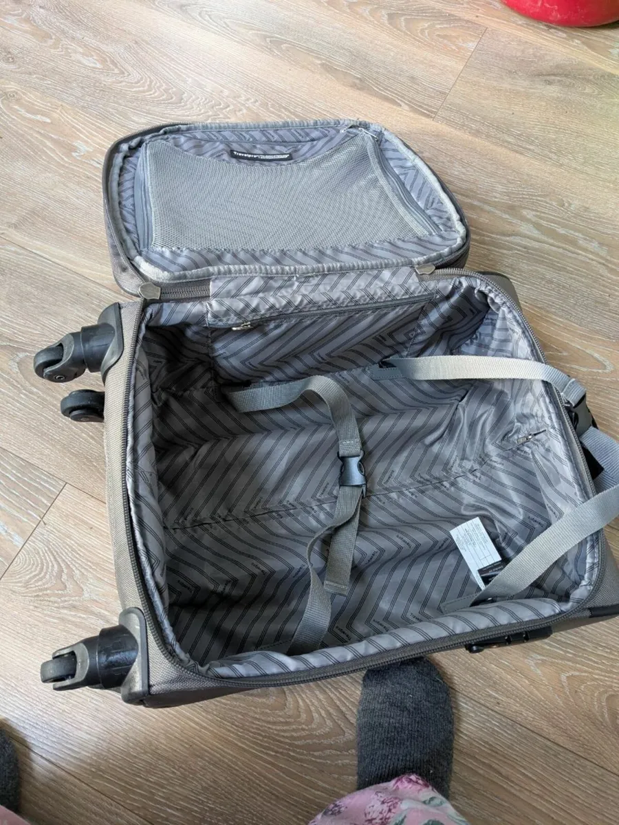 2 suitcases + 1 free if you buy both. - Image 3