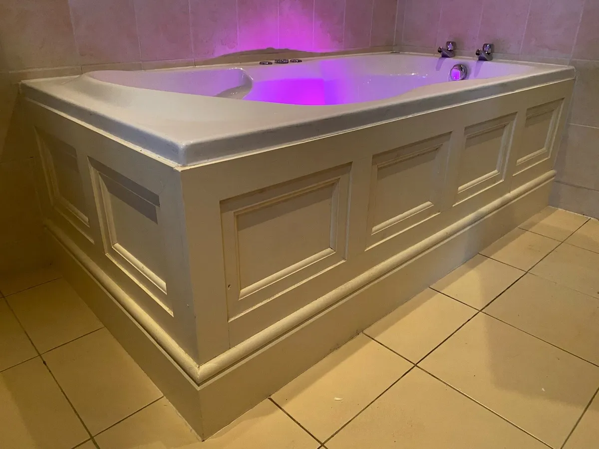 Jacuzzi bath - Image 1