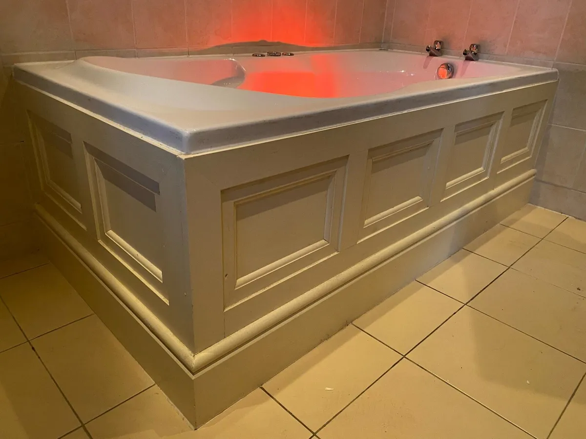 Jacuzzi bath - Image 2