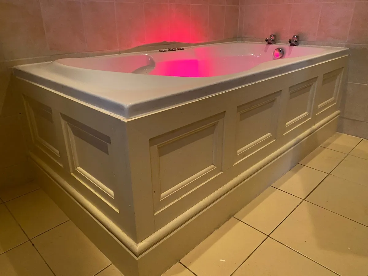 Jacuzzi bath - Image 3