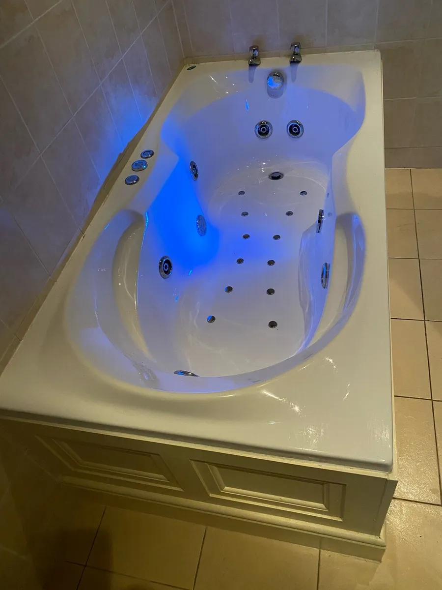 Jacuzzi bath - Image 4