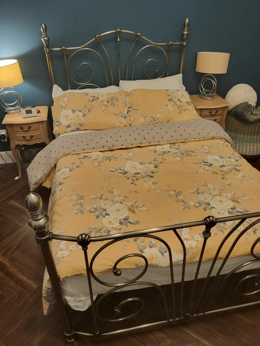 Metal bed frame - Image 1