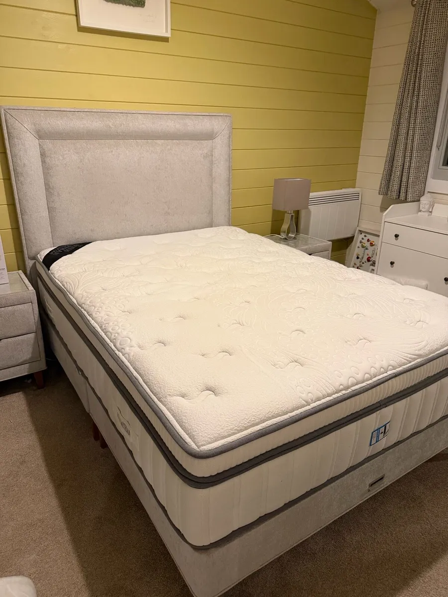 Double bed and lockers - Image 2