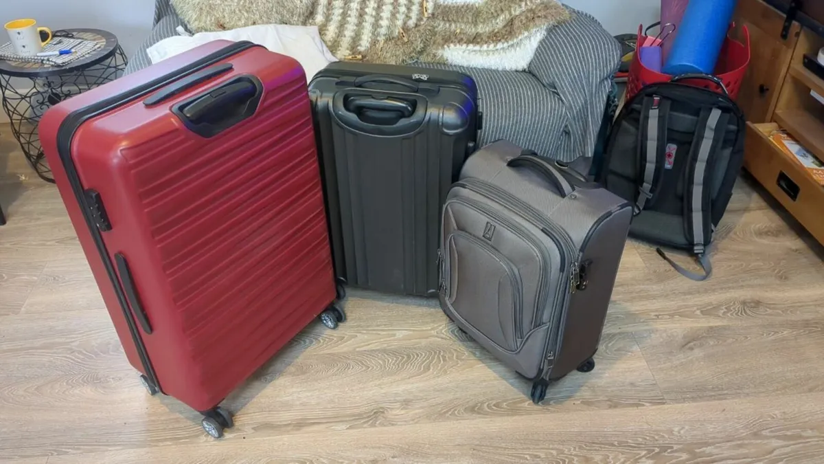 2 suitcases + 1 free if you buy both. - Image 1