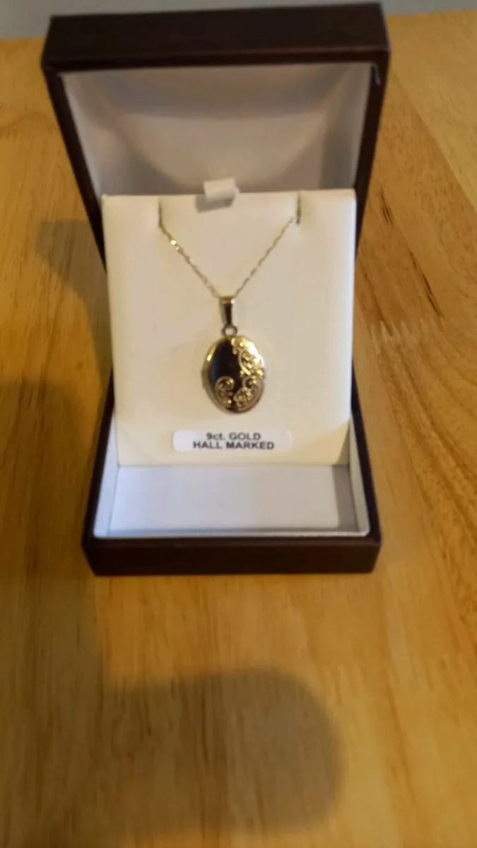 9 ct gold locket.(hallmarked). - Image 1