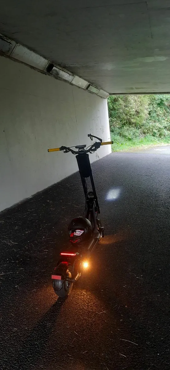 Inmontion Rs Midnight Edition electric scooter - Image 2