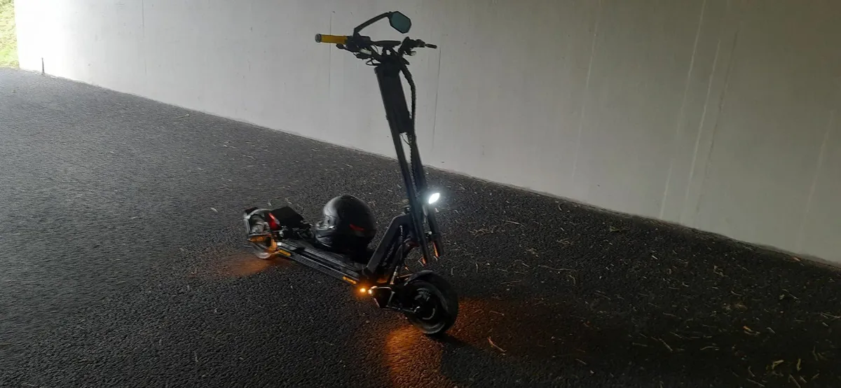 Inmontion Rs Midnight Edition electric scooter - Image 1