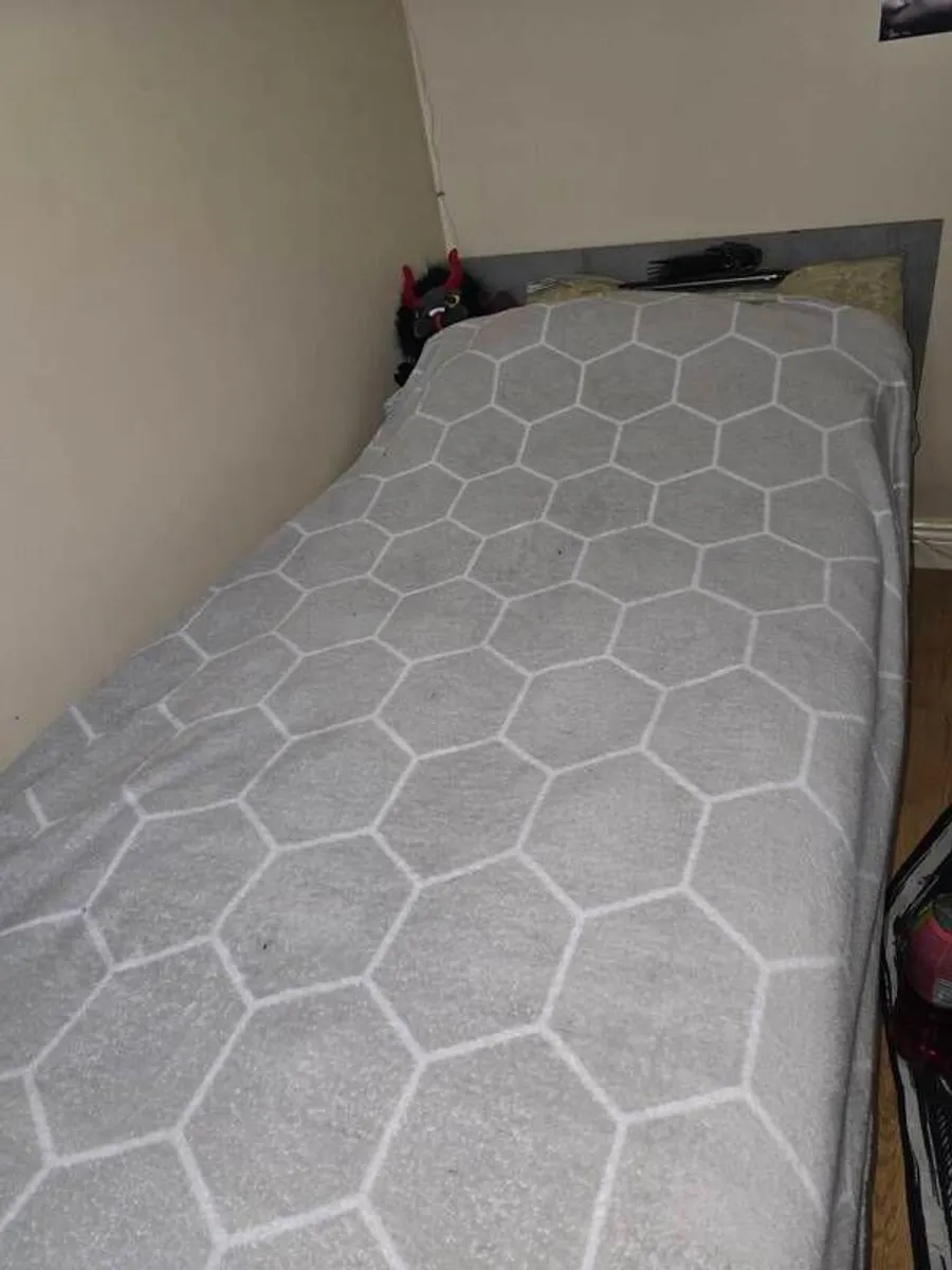 single bed and desk - Image 1