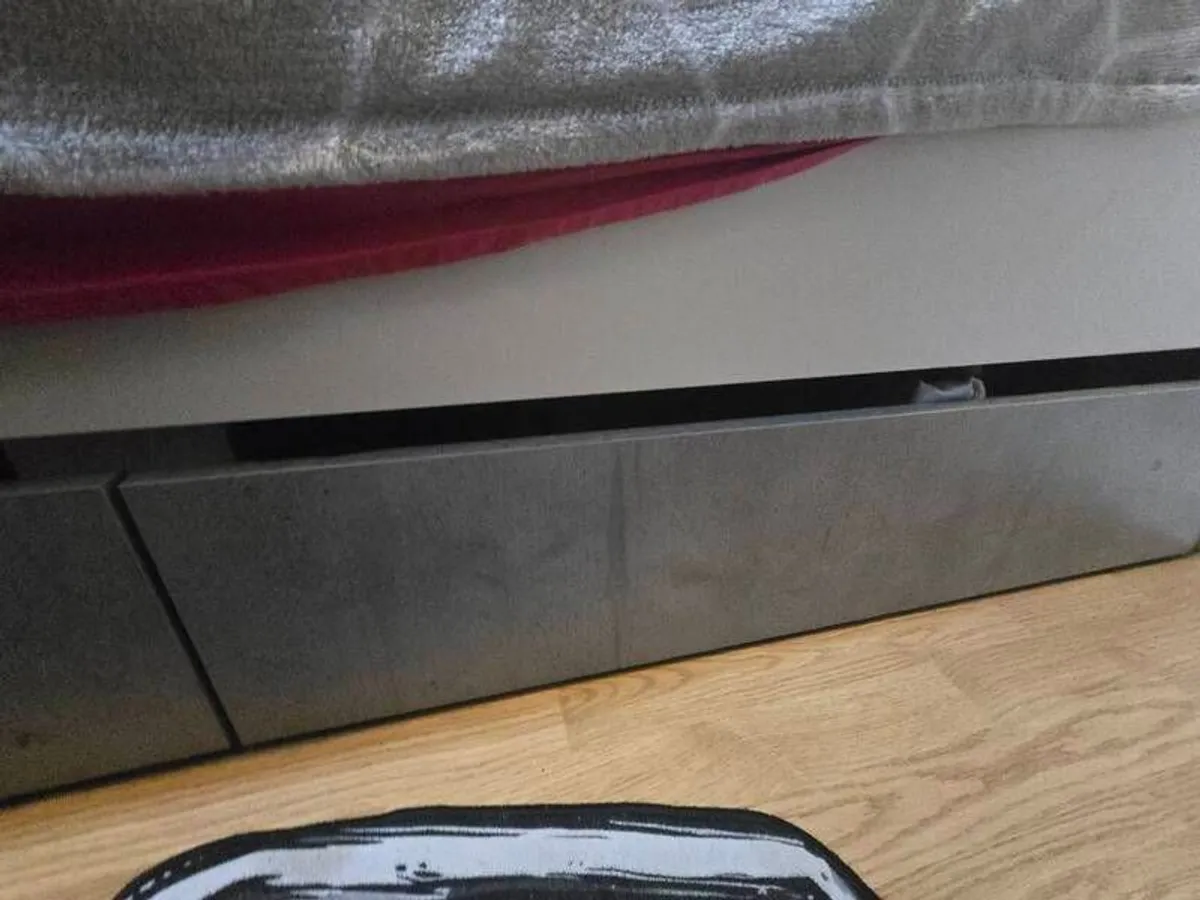 single bed and desk - Image 4