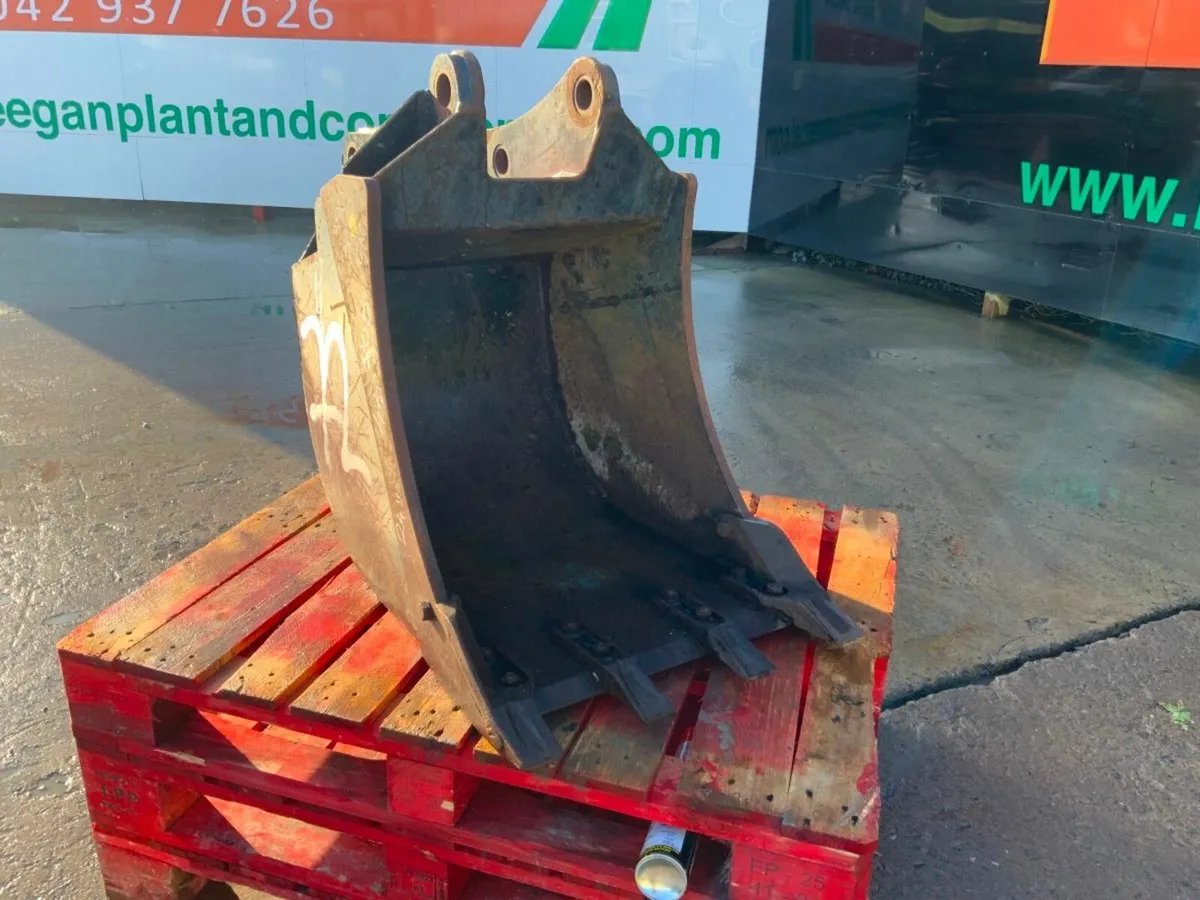 24" DIGGING BUCKET....FORD BACKHOE..........72s. - Image 2