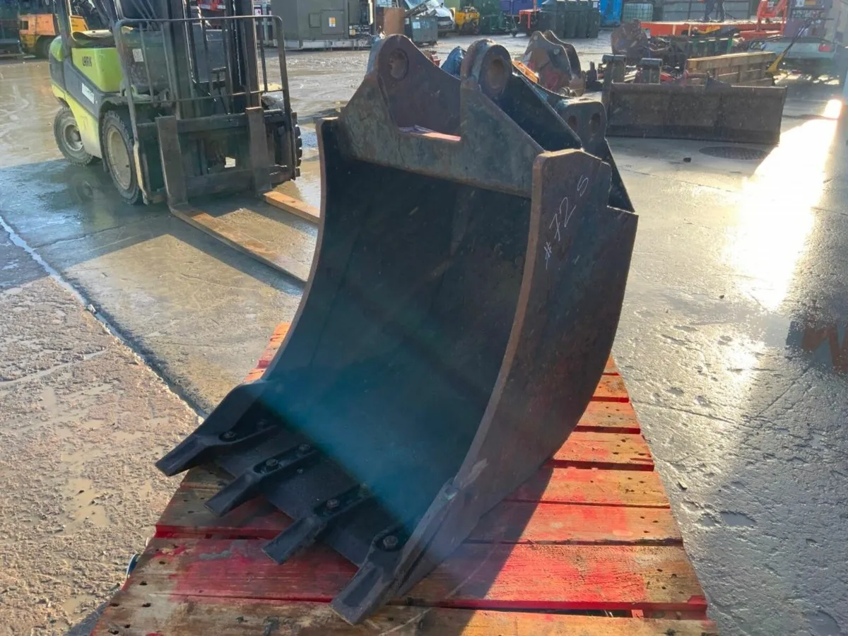 24" DIGGING BUCKET....FORD BACKHOE..........72s. - Image 4