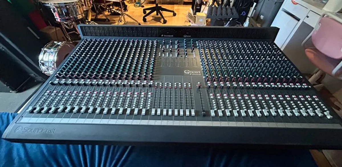 Soundcraft Ghost 32LE with Meter Bridge + Flight Case - Image 1