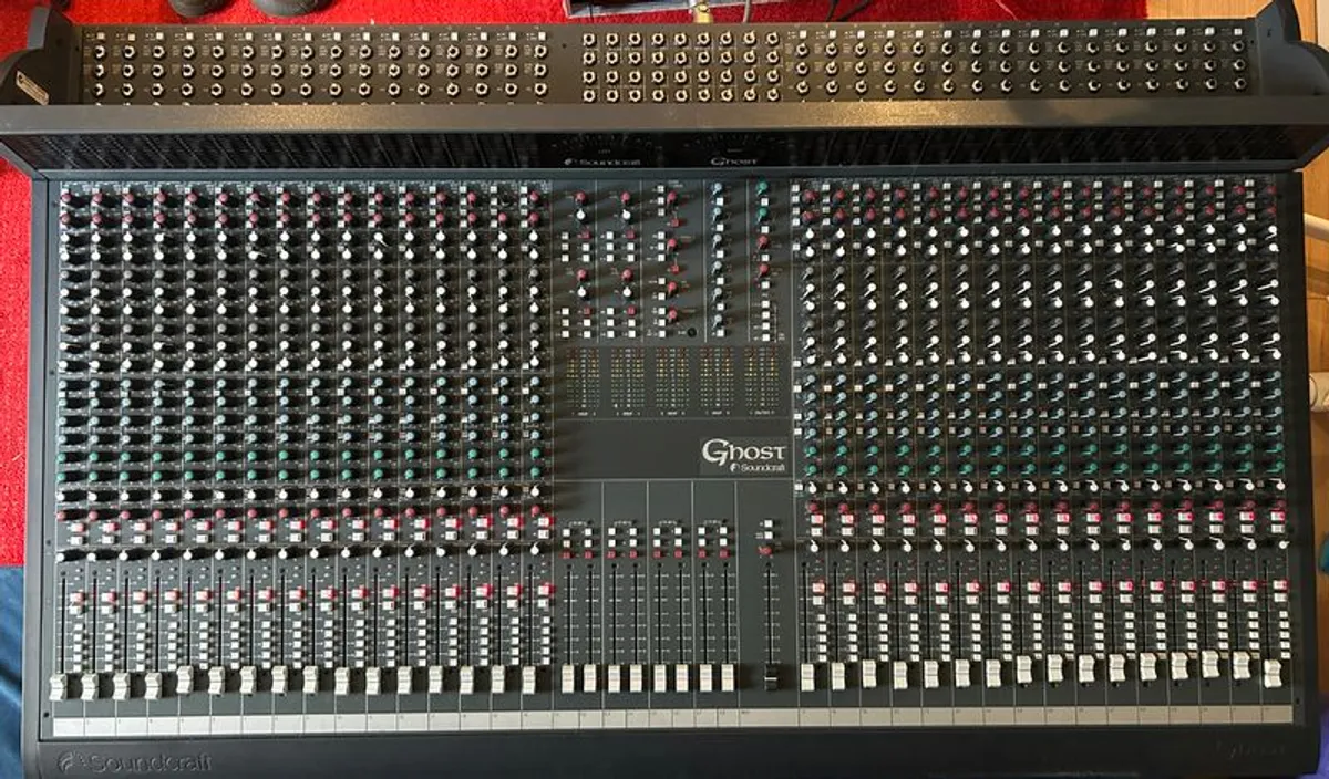 Soundcraft Ghost 32LE with Meter Bridge + Flight Case - Image 2
