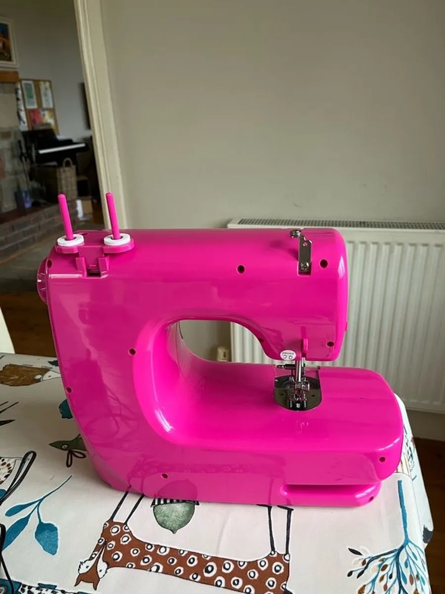 Like new small sewing machine - Image 4