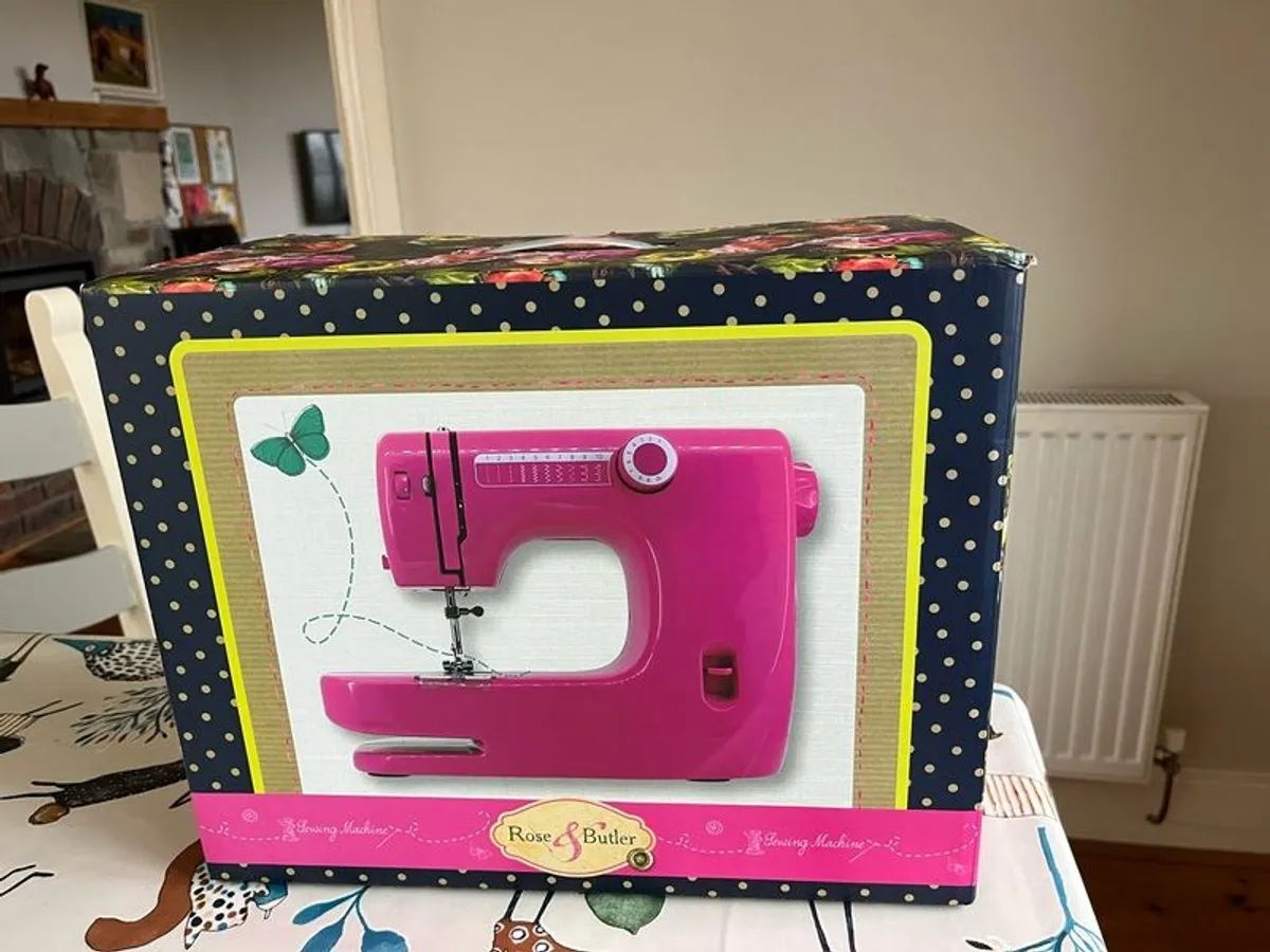 Like new small sewing machine - Image 1